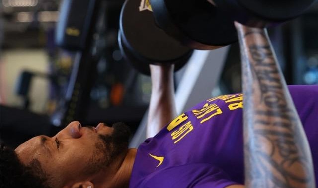 jiuyou-湖人迎利好！伍德苦练力量 重组双塔为浓眉减压？