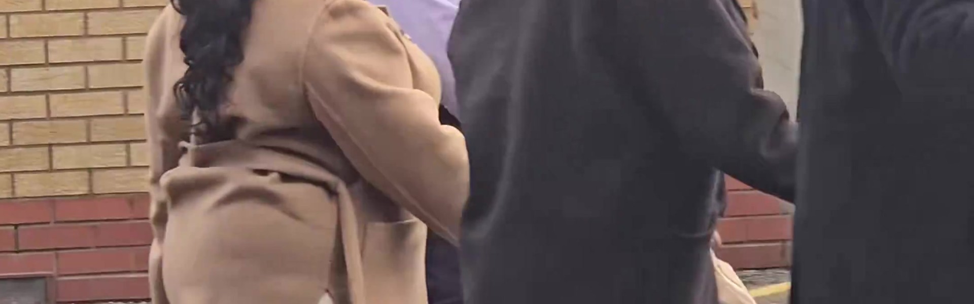 听妈妈的话！在母亲的要求下，多尔古为球迷签名